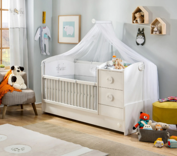 Многофункциональная детская кроватка со встроенными полками.